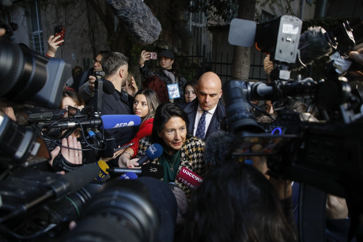 Саломе Зурабишвили говори с медиите, след като гласува в Тбилиси. Снимка: БГНЕС/EPA/DAVID MDZINARISHVILI