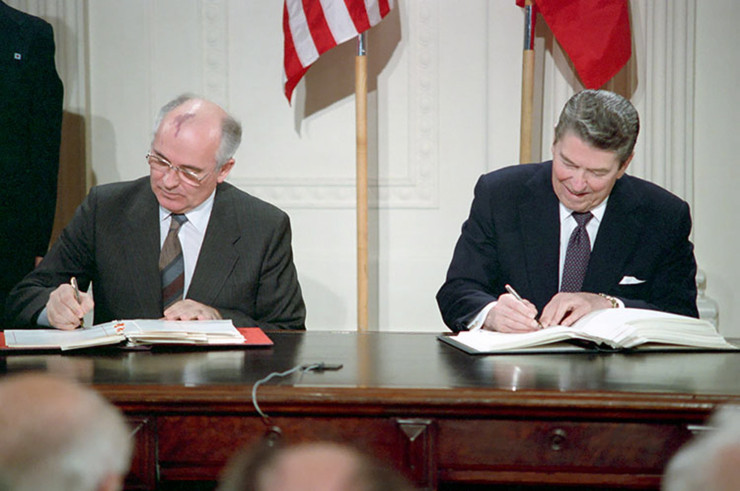 Горбачов и Рейгън подписват в Москва договор за ликвидиране на ракетите със среден обсег на действие. Снимка:  EPA/RONALD REAGAN PRESIDENTIAL LIBRARY HANDOUT