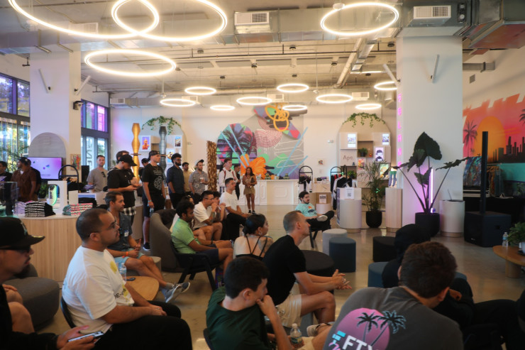 Панел в Solana Embassy на 2 декември. Снимка: Bloomberg LP