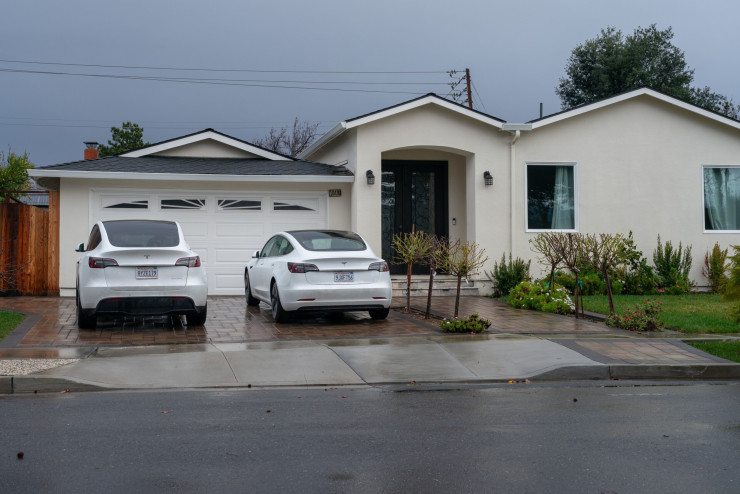 Коли Tesla са паркирани пред къща в Купертино. Снимка: Bloomberg LP