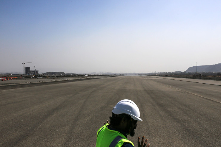 Писта в етап на изграждане на международното летище в Нави Мумбай. Снимка: Dhiraj Singh/Bloomberg