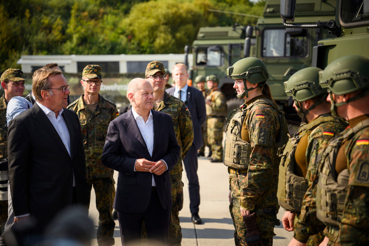 Олаф Шолц при оперативното пускане на първата система за противовъздушна отбрана на Бундесвера, разработена от компанията Diehl Defence във военната база "Тодендорф" през септември. Снимка: Gregor Fischer/Getty Images 