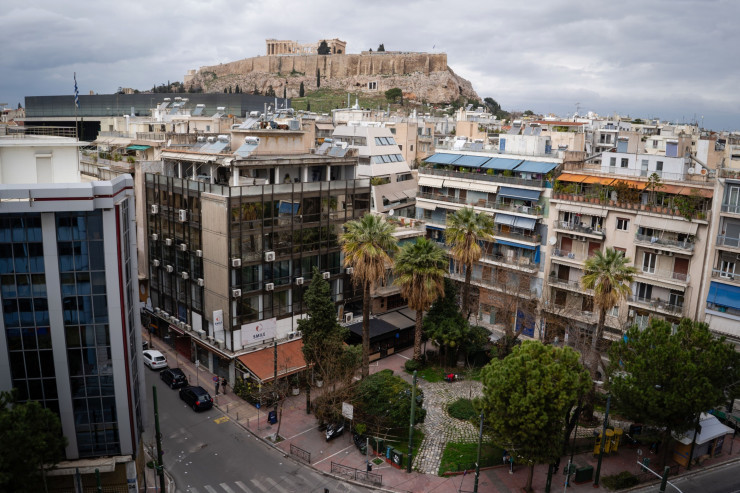 Акрополът на фона на жилищни имоти в квартал "Кукаки" в Атина. Снимка: Ioana Epure/Bloomberg