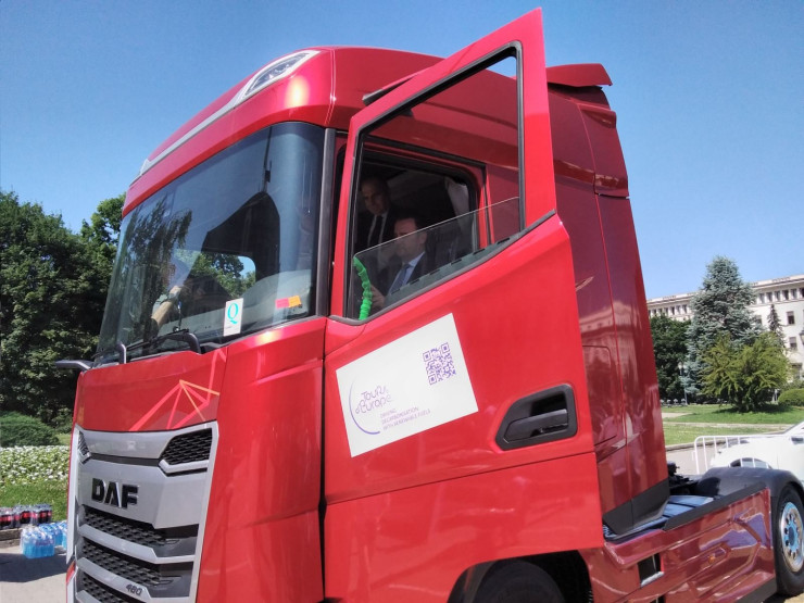 Министрите на енергетиката Жечо Станков и на транспорта Гроздан Караджов тестват камион с възобновяеми горива. Снимка: Investor.bg