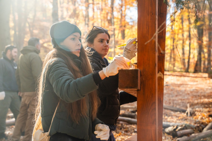 Служители обновяват табелите в Национален парк Витоша чрез програмата The Collective в България. Снимка: Kaizen Gaming