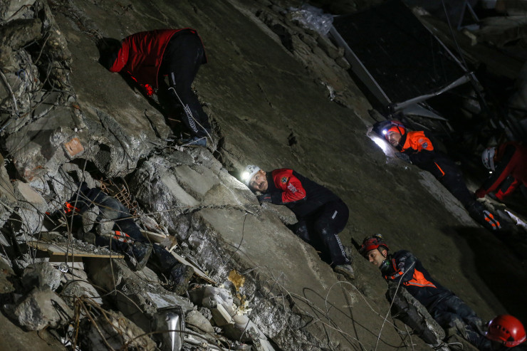 Спасители по време на операция по издирване и спасяване на мястото на срутена сграда след земетресението в окръг Искендерун в Хатай. Снимка: EPA/ERDEM SAHIN