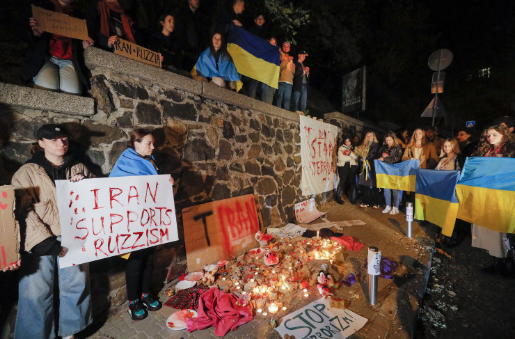 Граждани на Киев се събраха на протест пред иранското посолство в украинската столица. Снимка:  EPA/SERGEY DOLZHENKO