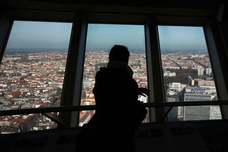 Посетител наблюдава Берлин от телевизионната кула в града. Снимка: Bloomberg LP