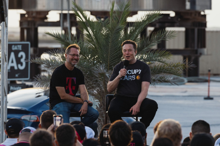 Илон Мъск, съосновател и главен изпълнителен директор на Space Exploration Technologies Corp. (SpaceX) и Tesla Inc., вдясно, говори по време на пресконференция с Майк Сивърт, президент и главен изпълнителен директор на T-Mobile US Inc., вляво, в съоръжението SpaceX Starbase в Бока Чика, Тексас, САЩ, в четвъртък, 25 август 2022 г.  Снимка: Bloomberg LP