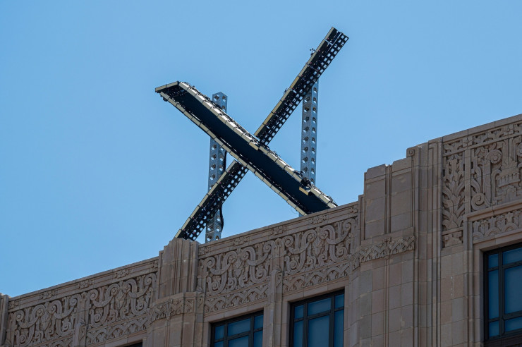 Проблемният X над централата на компанията. Снимка: David Paul Morris/Bloomberg