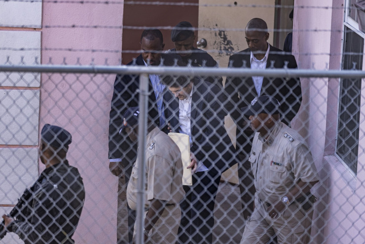 Сам Банкман-Фрийд напуска затвора на Бахамите. Снимка: Bloomberg LP