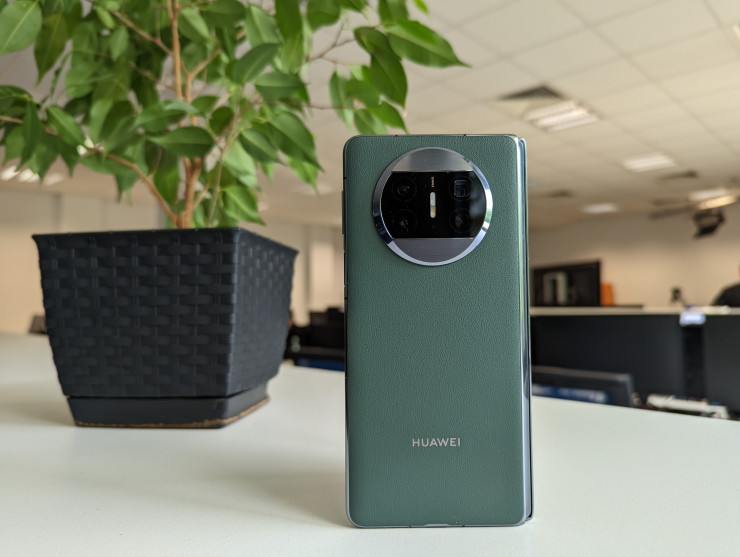 Huawei Mate X3. Снимка: Елена Кирилова/Investor Media Group