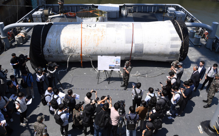 Южна Корея успя да изтегли част от ракетата. Снимка:  EPA/YONHAP / POOL SOUTH KOREA OUT