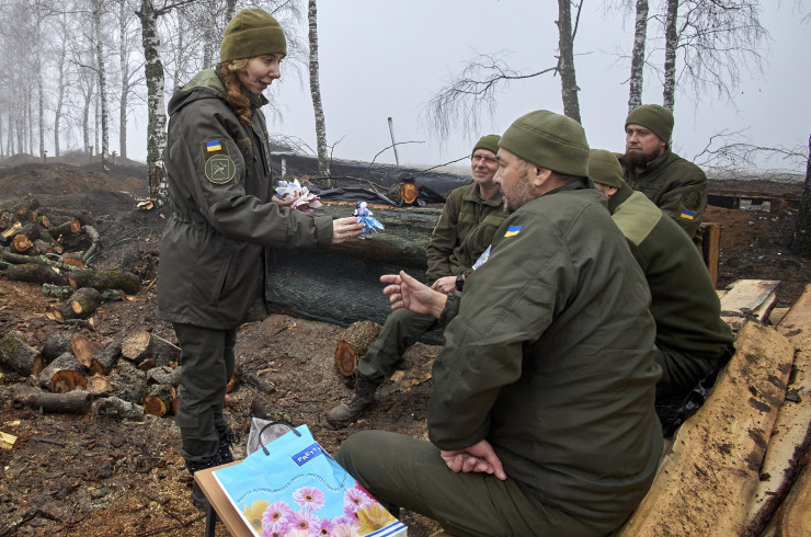 Коледни подаръци за украинските военни на фронта. Снимка:  EPA/SERGEY KOZLOV