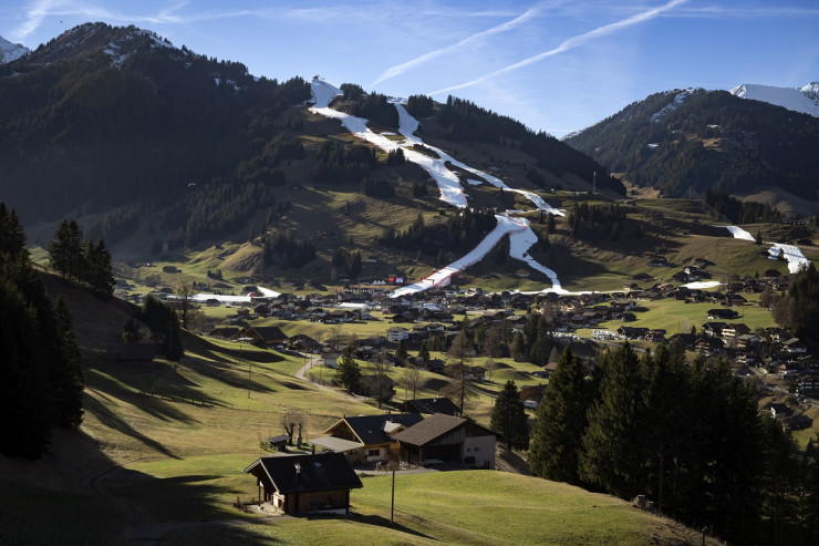 Писти, покрити с изкуствен сняг, в иначе безснежния склон преди Световната купа по ски алпийски дисциплини в Аделбоден, Швейцария. Снимка: БГНЕС/EPA/ANTHONY ANEX