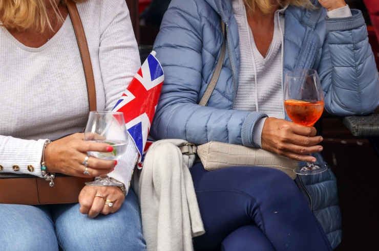 Зрители проследяват държавното погребение на кралица Елизабет II в Лондон, Великобритания, в понеделник, 19 септември 2022 г. Снимка: Hollie Adams/Bloomberg