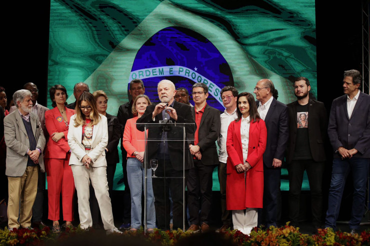Лула произнася реч след окончателното преброяване на гласовете на първия тур на парламентарните избори в Сао Пауло на 2 октомври. Снимка: Bloomberg LP