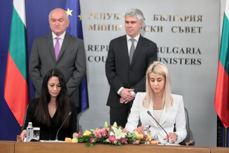 Подписи под документа поставиха Зара Кизирян-Калчева, изпълнителен директор на "ГБС Енерджи Сълюшънс" (вляво) и Надя Стойкова от името на "Булгартрансгаз". Снимка: Димитър Кьосемарлиев, Investor Media Group	