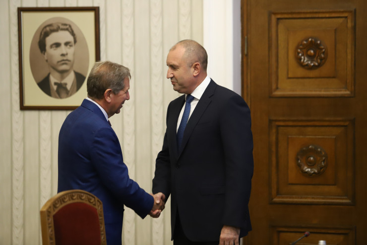 Изпълнителният директор на "Лукойл" Вадим Воробьов (вляво) по време на своя среща с българския президент Румен Радев в София. Снимка: БГНЕС/БЛАГОЙ КИРИЛОВ 