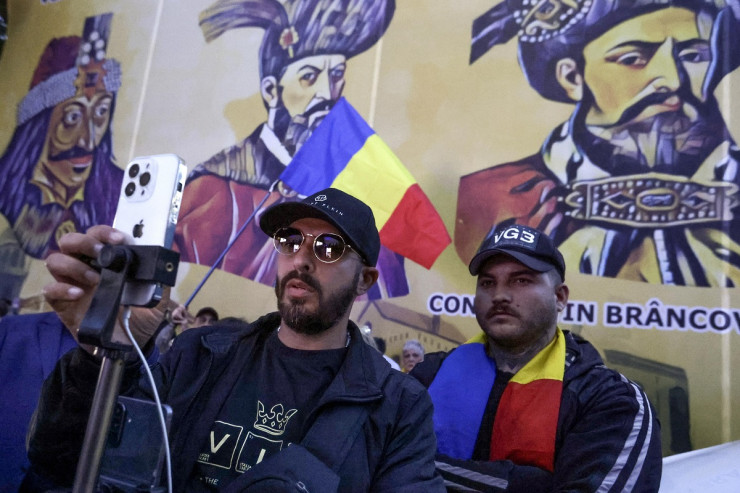 Привърженици на "Алианс за обединение на румънците" в централата на партията в Букурещ. Снимка: БГНЕС/EPA/ROBERT GHEMENT