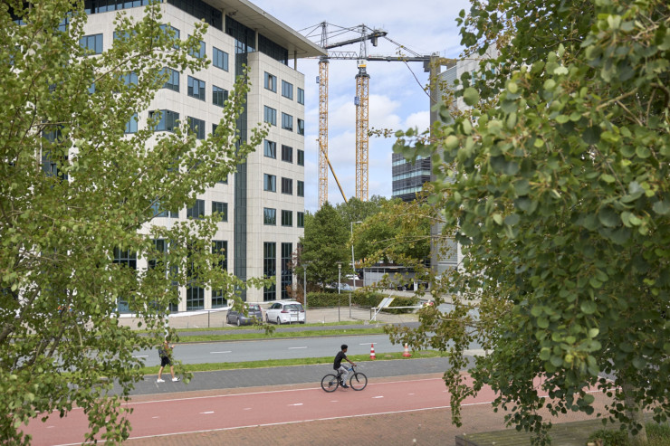 Строителни дейности в Хондсругпарк в Амстердам. Нидерландците съставляват малко над 40% от населението в столицата, тъй като все повече местни жители избират на живеят в сателитни градове, където наемите са по-ниски. Снимка: Ксения Кулешова/Bloomberg