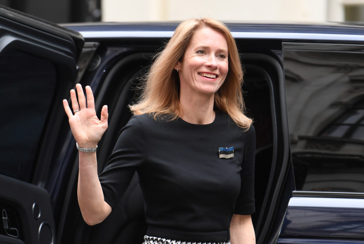 Където и да се появи Калас, не пропуска да покаже присъствието на страната си -  в Лондон и чрез брошката си. Снимка:  EPA/NEIL HALL