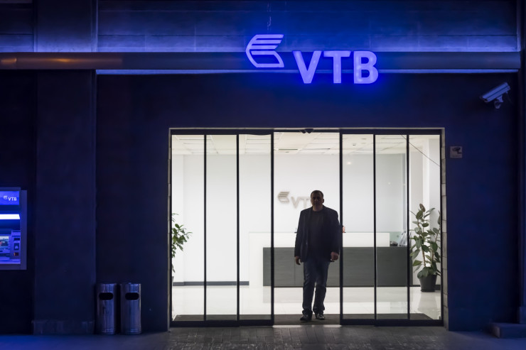 Потребител влиза в клон на ВТБ в Тбилиси, Грузия. Снимка: Vincent Mundy/Bloomberg