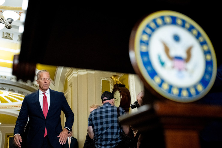 Лидерът на мнозинството в Сената Джон Тюн, републиканец от Южна Дакота, пристига за пресконференция в Капитолия. Снимка: Bloomberg LP