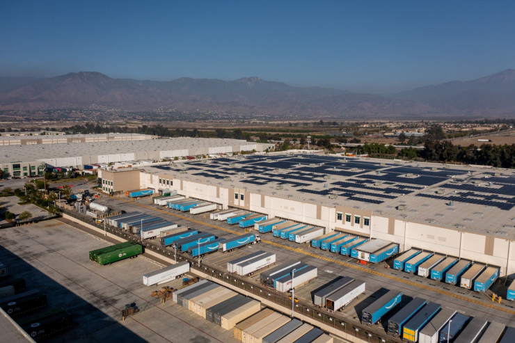 Контейнери на Amazon край край Редлендс, щата Калифорния. Снимка: Bloomberg LP