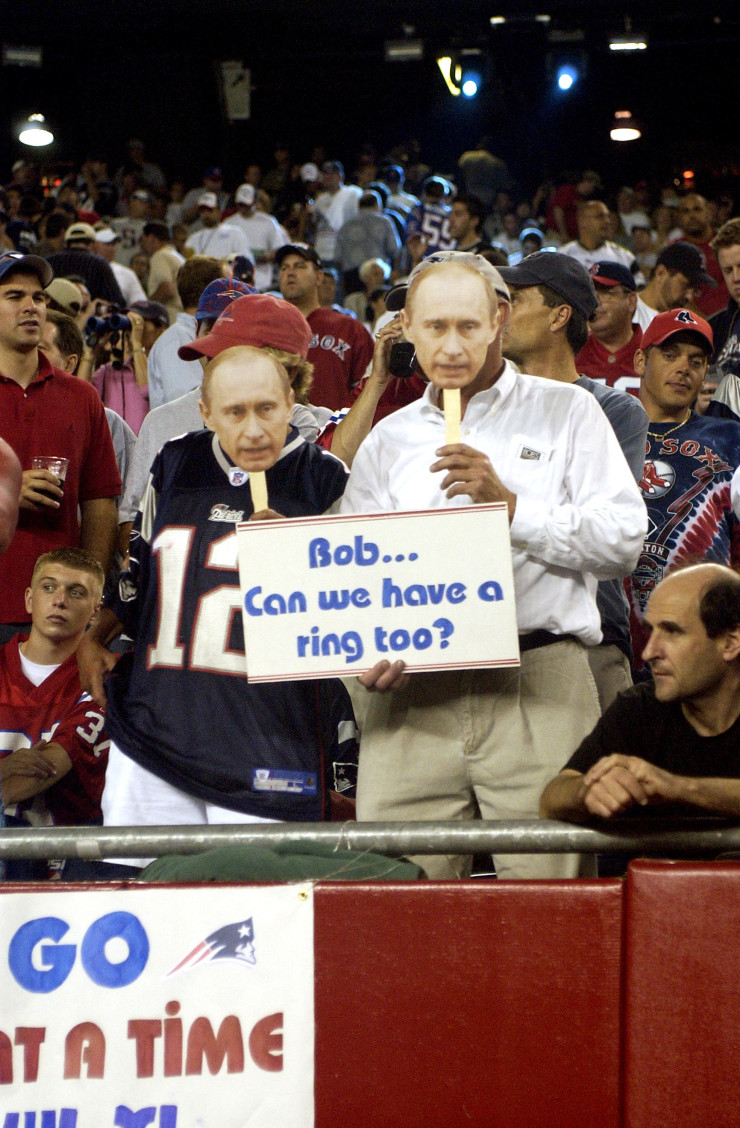 Фенове осмиват инцидента с пръстена на Суперкупата между собственика на Patriots Робърт Крафт и руския президент Владимир Путин. Снимка: Arthur Anderson/Getty Images