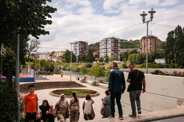 На юг е оживената част на Митровица, дом на етническото албанско мнозинство, с много магазини, жилищни сгради и паркове. Снимка: Ben Kilb/Bloomberg