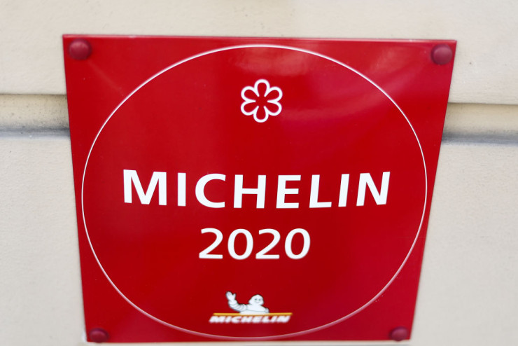 Табела на ресторант със звезда Michelin. Снимка: Jakub Porzycki/NurPhoto via Getty Images
