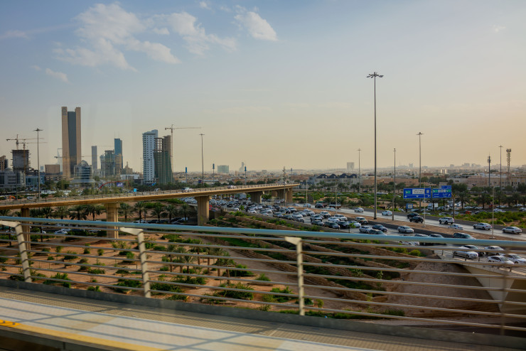 Небосводът над Рияд и новата метролиния. Снимка: Bloomberg LP