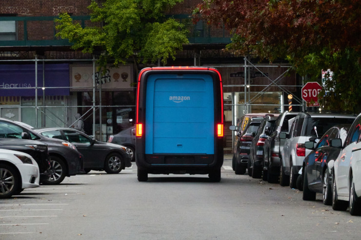 Електрическите микробуси, които Rivian доставя на Amazon за разнос на пратки. Снимка: Bloomberg L.P.