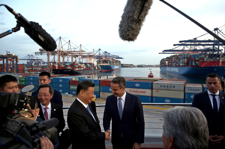 Гръцкият премиер Кириакос Мицотакис (вдясно) с китайския президент Си Дзинпин пред терминала на Cosco в Пирея. Снимка:  EPA/ORESTIS PANAGIOTOU
