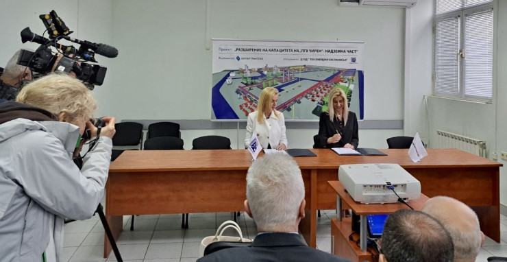 Подписите си под документа сложиха Надя Стойкова от "Булгартрансгаз" и Мая Пенчева от "Главболгарстрой". Снимка: Investor.bg