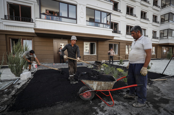 Снимка, направена по време на посещение в Мариупол, организирано от руските военни, показва руски строители на мястото на нов жилищен квартал, построен от военния строителен комплекс на руското министерство на отбраната в Мариупол, Украйна, 30 август 2022 г.   EPA/YURI KOCHETKOV