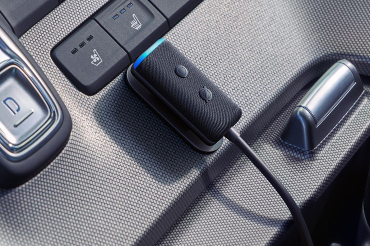 Echo Auto е автомобилно устройство, което предоставя hands-free Alexa в автомобила и изисква свързан смартфон. Снимка: Amazon