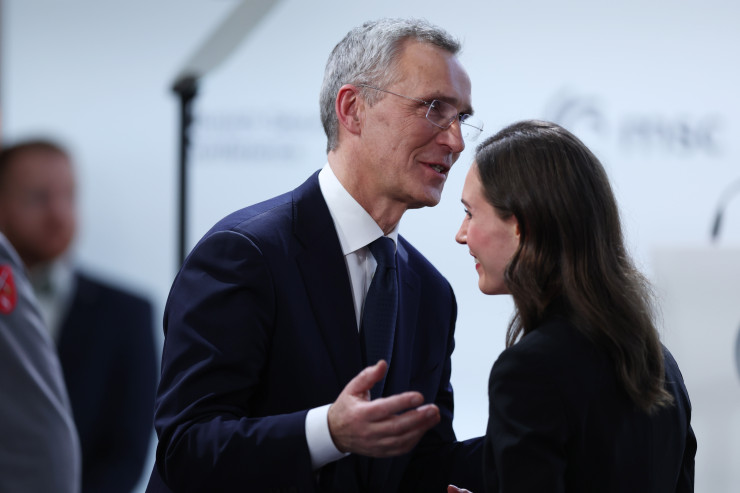 Генералният секретар на НАТО Йенс Столтенберг разговаря с министър-председателя на Финландия Сана Марин по време на Мюнхенската конференция по сигурността (МКС). Снимка: EPA/JOHANNES SIMON / POOL