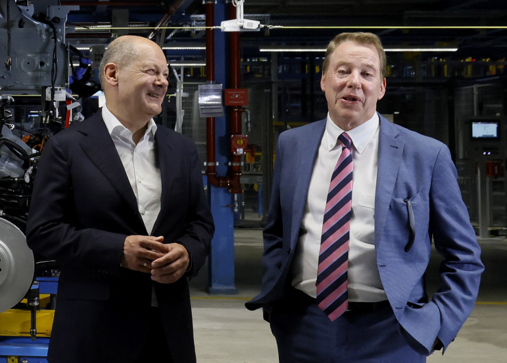 Олаф Шолц (вляво) и Бил Форд разглеждат завода на Ford в Кьолн. Снимка: EPA/RONALD WITTEK