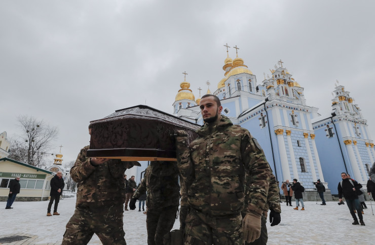 Украински войници носят тялото на загинал войник в Киев. Снимка: EPA/SERGEY DOLZHENKO