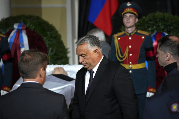Унгарският премиер Виктор Орбан на погребението на Горбачов. Снимка: EPA/MAXIM SHIPENKOV