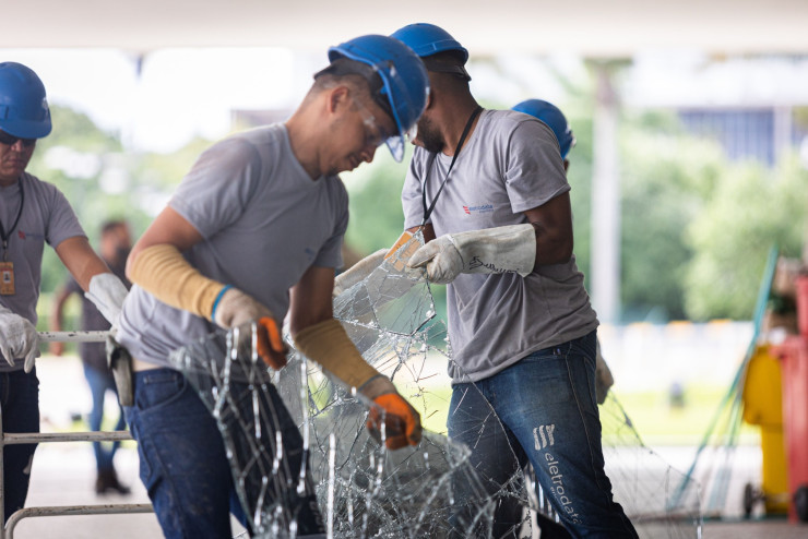 Работници отстраняват счупеното стъкло в Planalto Palace в бразилската столица Бразилия. Снимка: Bloomberg