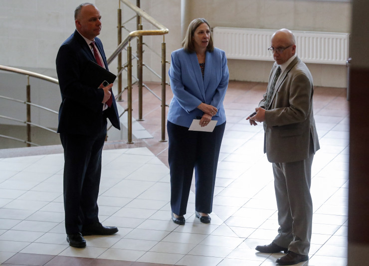 Американската посланичка в Русия Лин Трейси (в средата). Снимка:  EPA/MAXIM SHIPENKOV