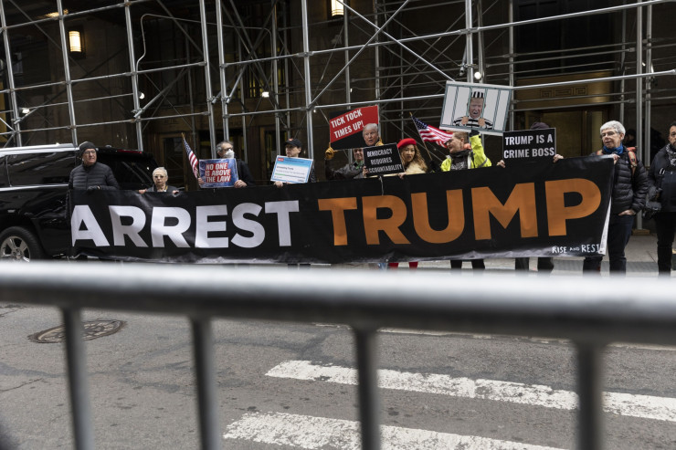 Демонстранти срещу евентуалния арест на Тръмп преди няколко дни. Снимка: Angus Mordant/Bloomberg