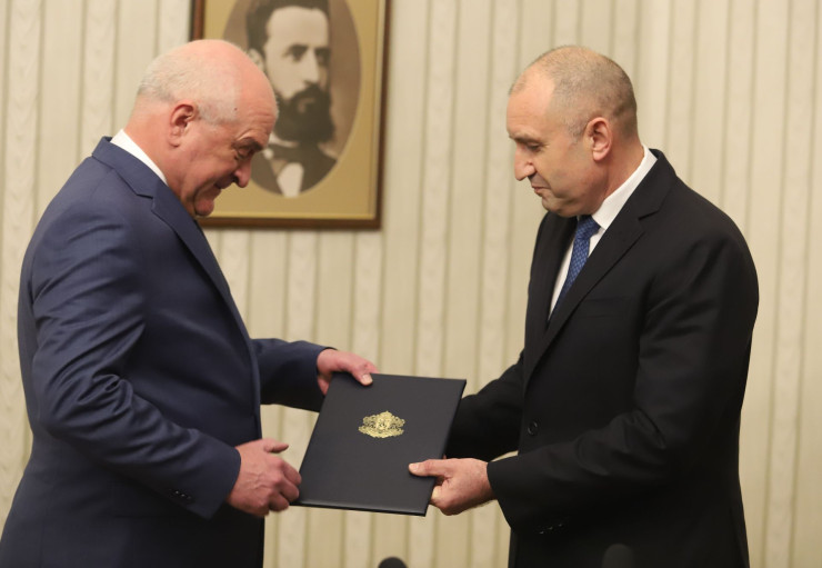 Служебният премиер Димитър Главчев (вляво) и президентът Румен Радев (вдясно). Снимка: БГНЕС/Антон Станков