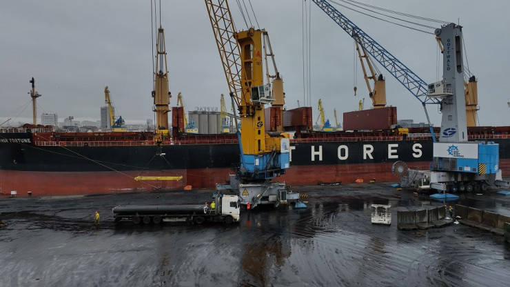 Разтоварването на тръбите за IBS на пристанището в Бургас. Снимка: "Интернешанъл Газ"