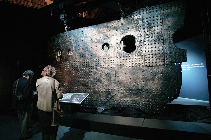 Хора разглеждат 15-тонна част от корпуса на "Титаник" на изложба на над 300 автентични артефакта от отломките на кораба през 2006 г. в Сан Франциско. Снимка: David Paul Morris/Getty Images