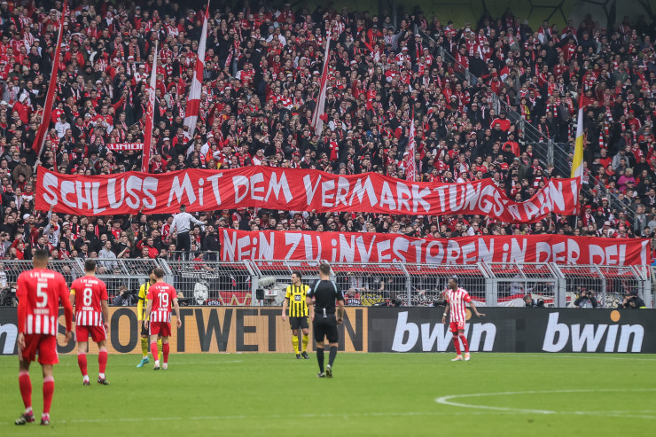 Протестират не само феновете на Борусия. Снимка: EPA/FRIEDEMANN VOGEL