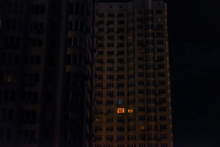 Стотици хиляди домакинства в Киев са без ток. Снимка:  EPA/OLEG PETRASYUK